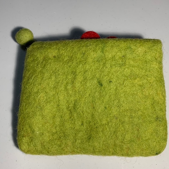 Green Felted Purse with Red and Cream Flower and Zip Closure - Picture 2 of 5